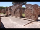 02915 ostia - regio v - insula v - terme dell'invidioso (v,v,2) - vestibulum b - bli ri suedwesten - 06-2024.jpg